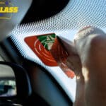 comment-enlever-une-vignette-de-pare-brise-sans-laisser-de-residus-nos-astuces-efficaces